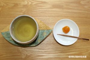 金柑の甘煮と緑茶の写真