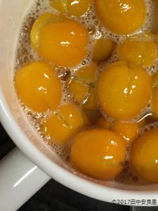 鍋の中の金柑の甘煮の写真