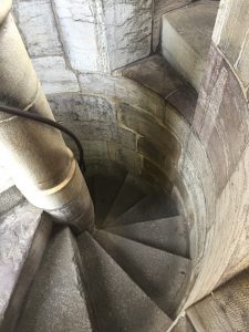サン・ピエール大聖堂の北塔への階段の写真