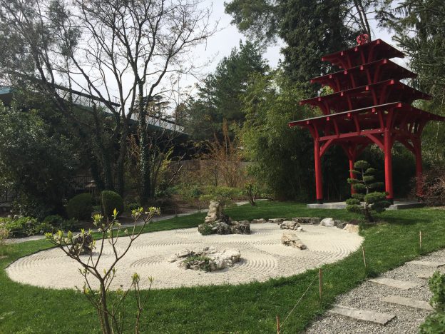 逆に意味が深すぎる!?スイス・ジュネーブの植物園、禅の庭の「知足の蹲踞」のありえない置き方