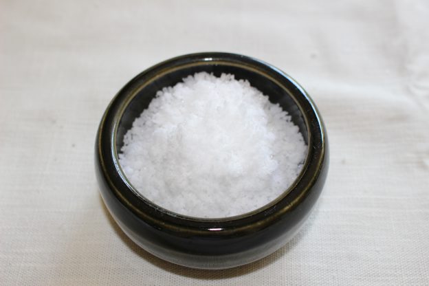 海水から塩を作る！駿河湾 土肥沖で汲んだ海水を煮つめて塩とにがりを採る