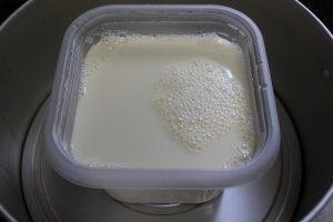 豆乳ににがりを入れて蒸す写真