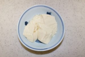 自家製のにがりで作った寄せ豆腐の写真
