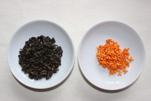 中国茶の茶葉とキンモクセイの花の写真