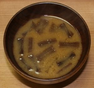 芋茎の味噌汁の写真