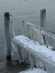 レマン湖の凍った桟橋の写真