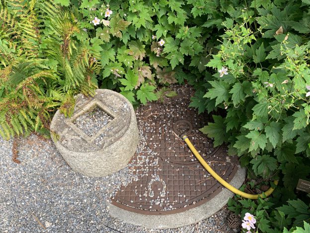 ジュネーブの植物園の「知足の蹲踞」はマンホールの蓋の蓋